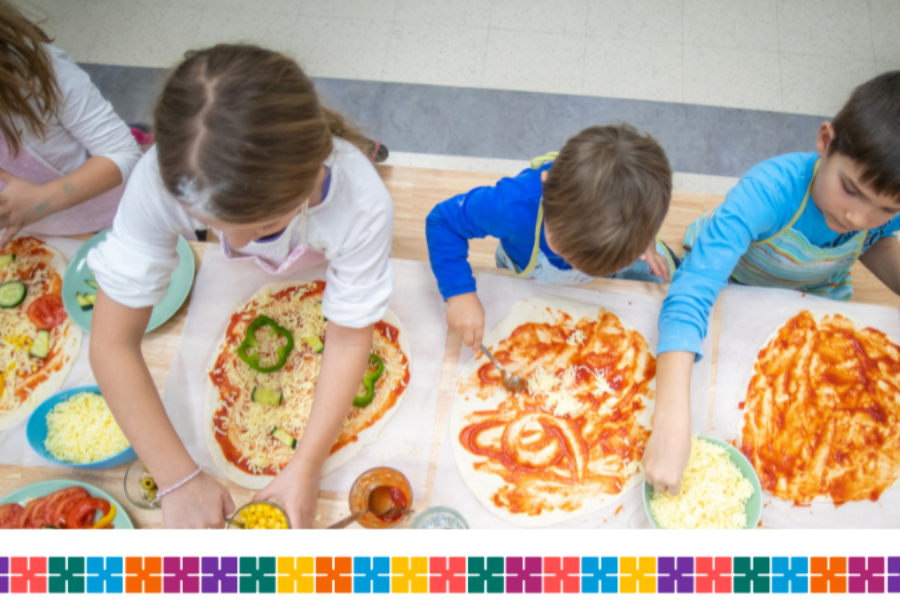 Children making pizzas